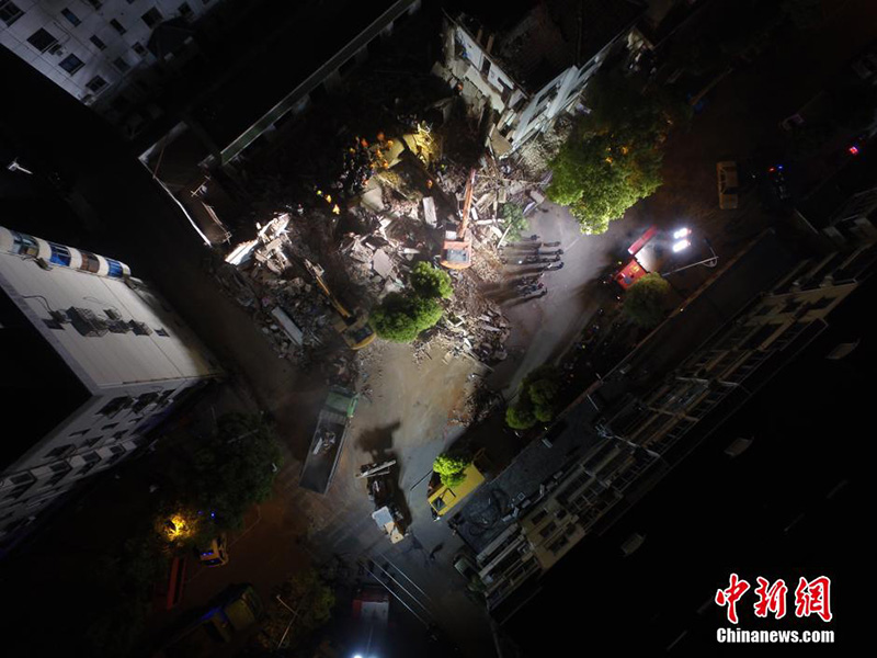 В Шанхае обрушился трехэтажный дом, спасены два человека