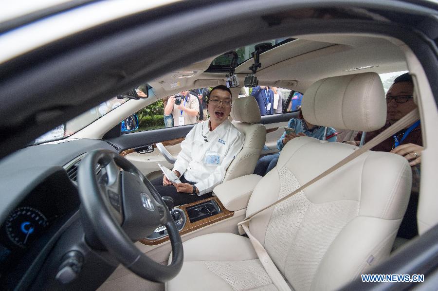 Китайская компания "Чанъань" проводит дорожные испытания беспилотного автомобиля