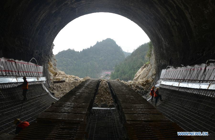 С начала прошлого года ГКРР Китая утвердил более 100 проектов по строительству железнодорожного и городского рельсового транспорта -- доклад
