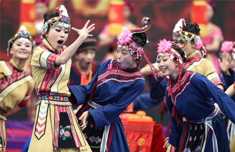 На фото: Народный ансамбль города Ниндэ провинции Фуцзянь выступал с традиционным танцем народности Шэ на празднике «Уфань».