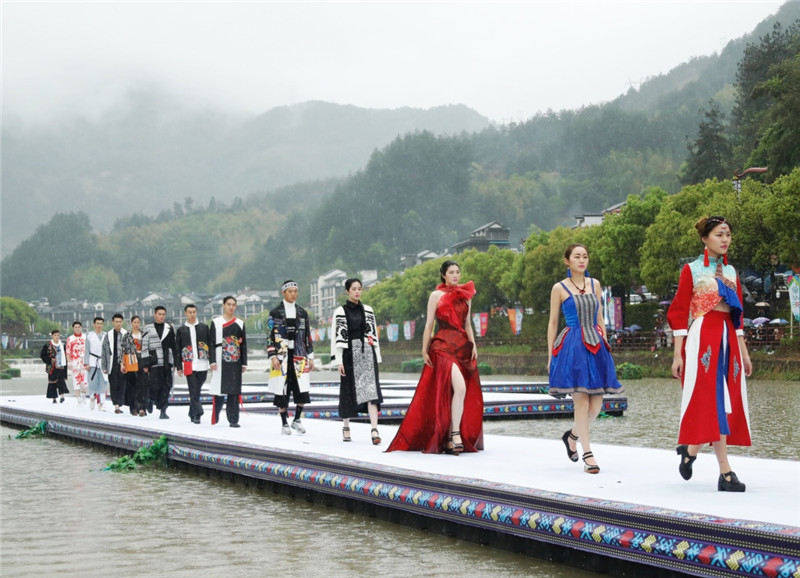 На фото: Модели показали наряды и украшения народности Шэ на подиуме, установленном на реке Хэси в Цзинин-Шэском автономном уезде провинции Чжэцзянь.