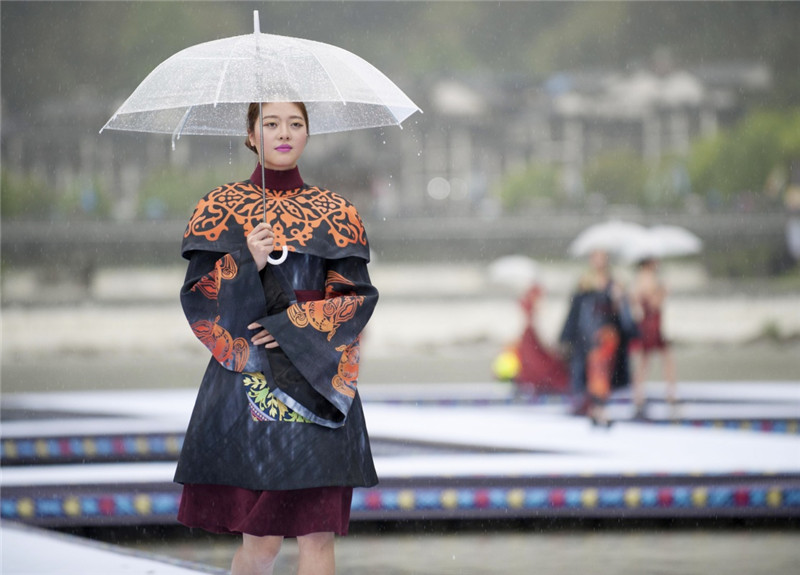На фото: Модели показали наряды и украшения народности Шэ на подиуме, установленном на реке Хэси в Цзинин-Шэском автономном уезде провинции Чжэцзянь.