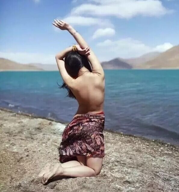 Фотографии обнаженной женщины на священном озере в Тибете вызвали обсуждения общественности
