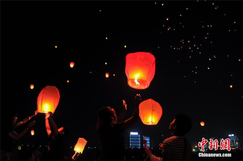 Десять тысяч дайцев отметили Новый год в провинции Юньнань