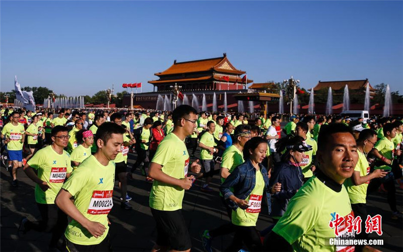 На фото: 17 апреля бегуны приняли участие в Пекинском международномзабеге на длинную дистанцию-2016. 