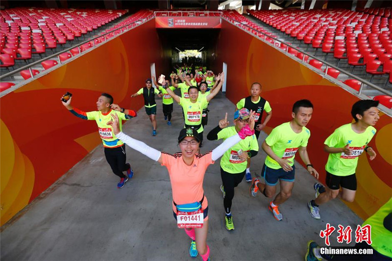 Более 20,000 бегунов приняли участие в 60-м пекинском забеге на длинную дистанцию 