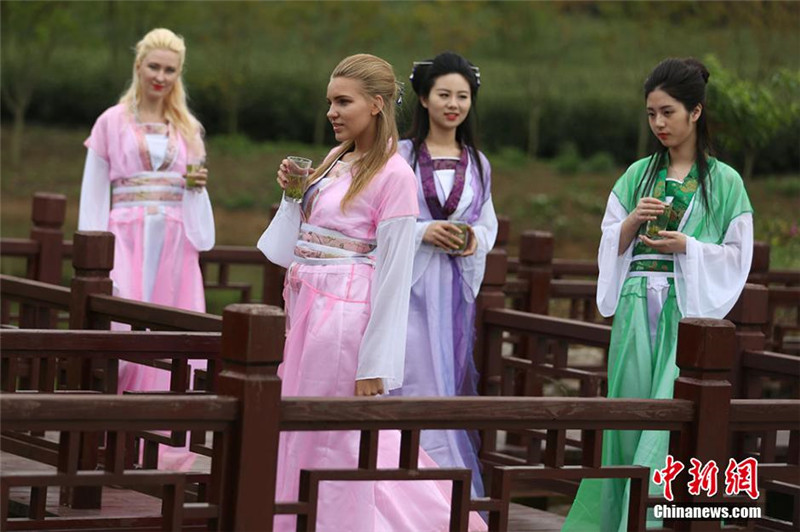 Девушки продефилировали в традиционных платьях на чайной плантации 