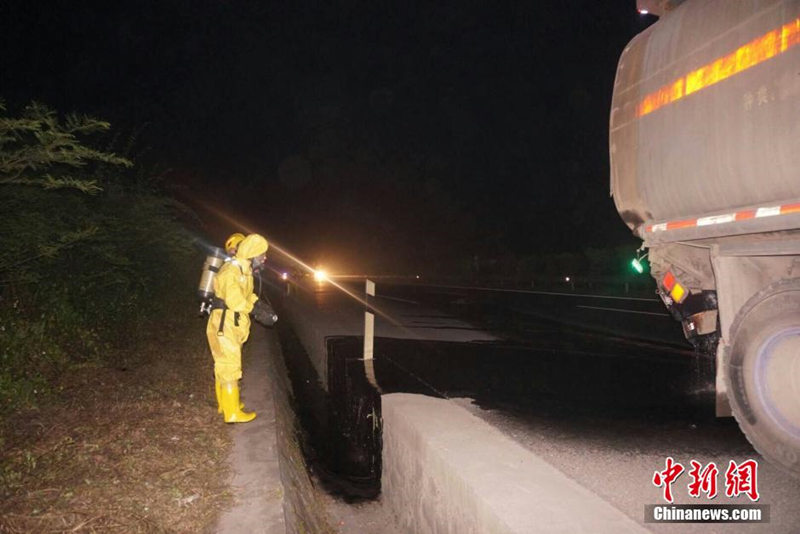Цистерна с концентрированной серной кислотой попала в аварию на автотрассе: вылилось 13 т ядовитого вещества 