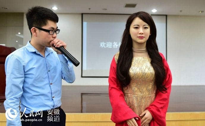 В Китае показали интерактивного «робота-богиню»