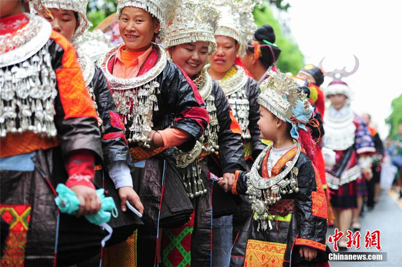 В уезде Тайцзян провинции Гуйчжоу прошли праздничные гуляния в нарядной одежде