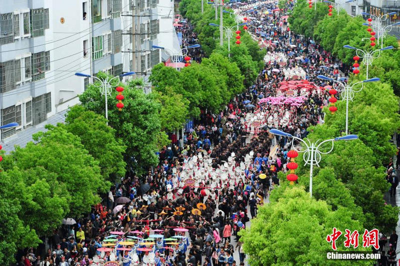 В уезде Тайцзян провинции Гуйчжоу прошли праздничные гуляния в нарядной одежде