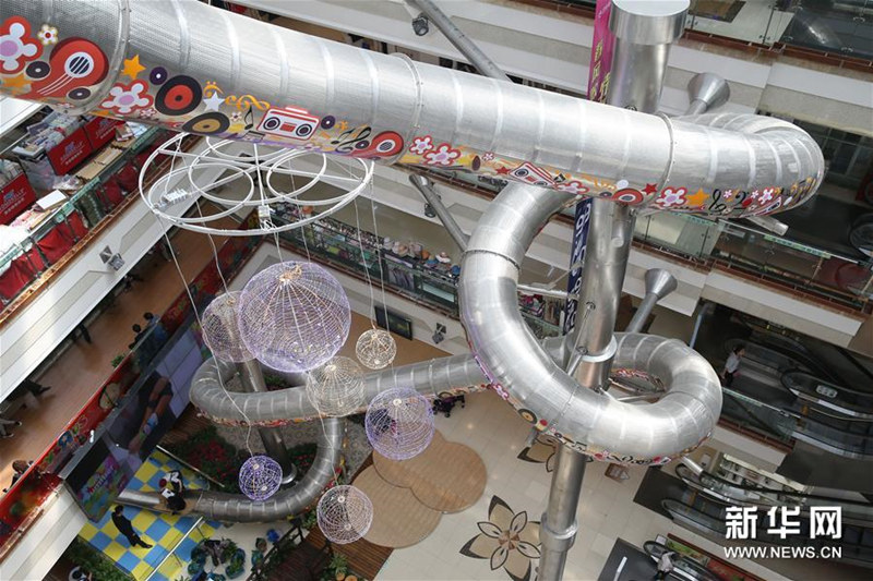 На фото: вид на торговый центр с гигантской трубой для спуска в центре (фото 19 апреля).