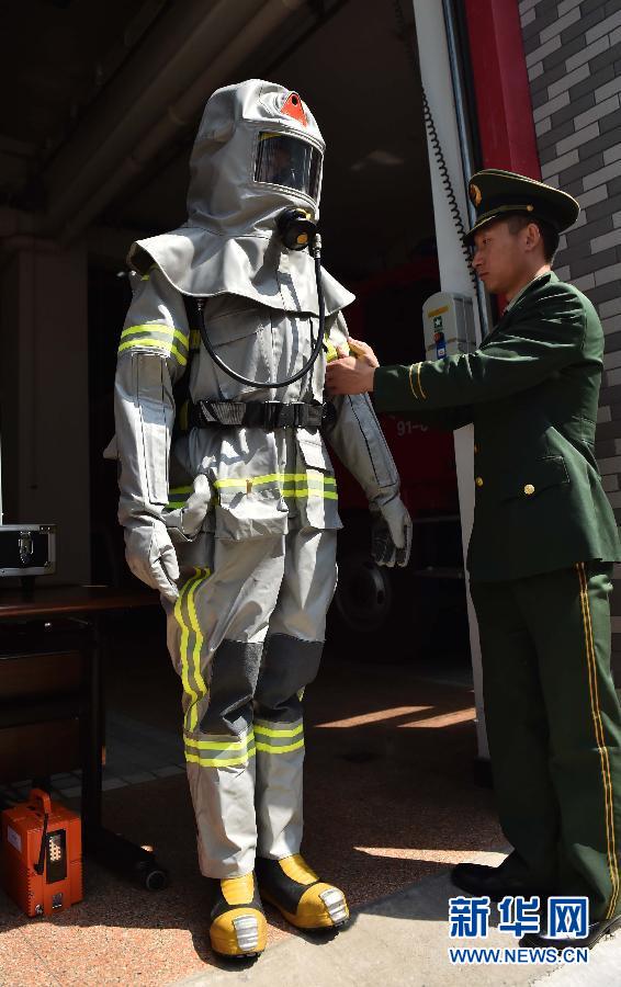 Представленная в Пекине новая экипировка для пожарных похожа на космический скафандр
