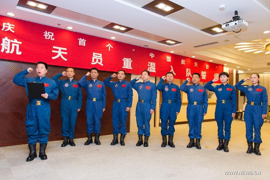 Китайские космонавты отмечают первый в стране День космонавтики