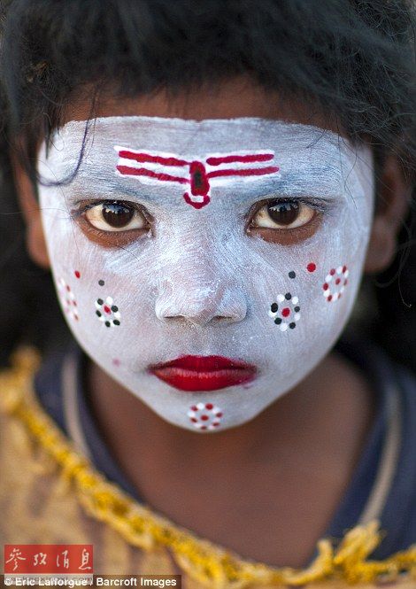Девушка с макияжем Шива в Индии.