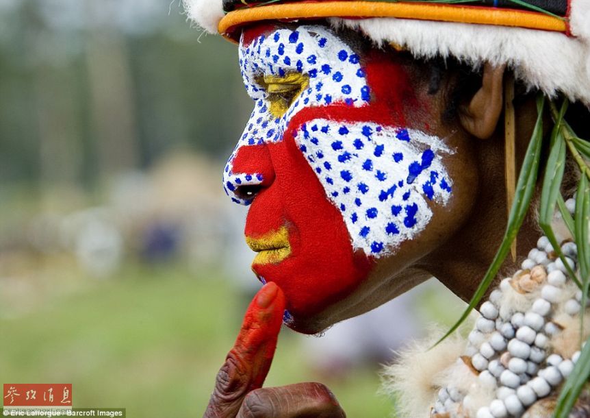 Фотограф за 10 лет запечатлел макияж разных племен мира