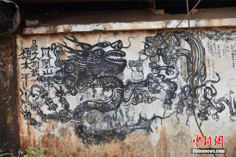 В Куньмине старик продает овощи и рисует на стенах 