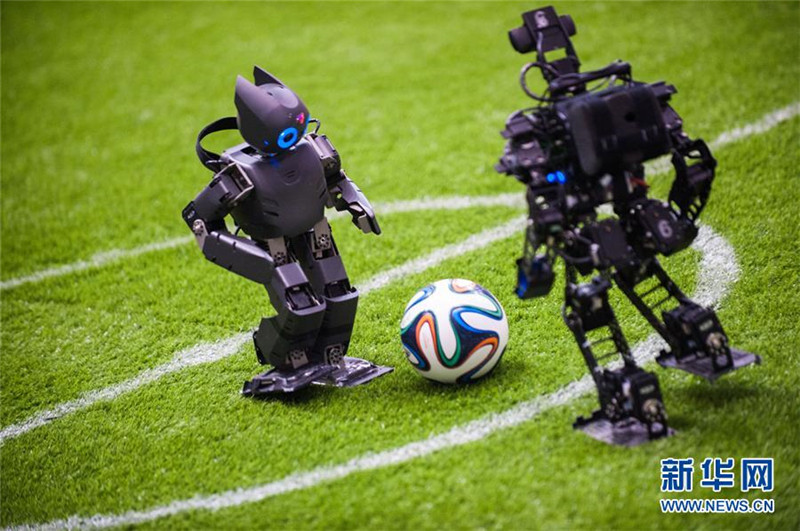 На фото: 26 апреля роботы Сычуанского университета (слева) и роботы Юго-восточного университета приняли участие в матче.