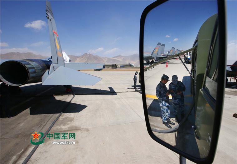 Тибет: китайские истребители J-11 c боевыми снарядами на борту в провели учения по преодолению обороны противника