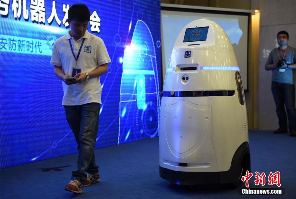 В Китае представлен робот для охраны порядка