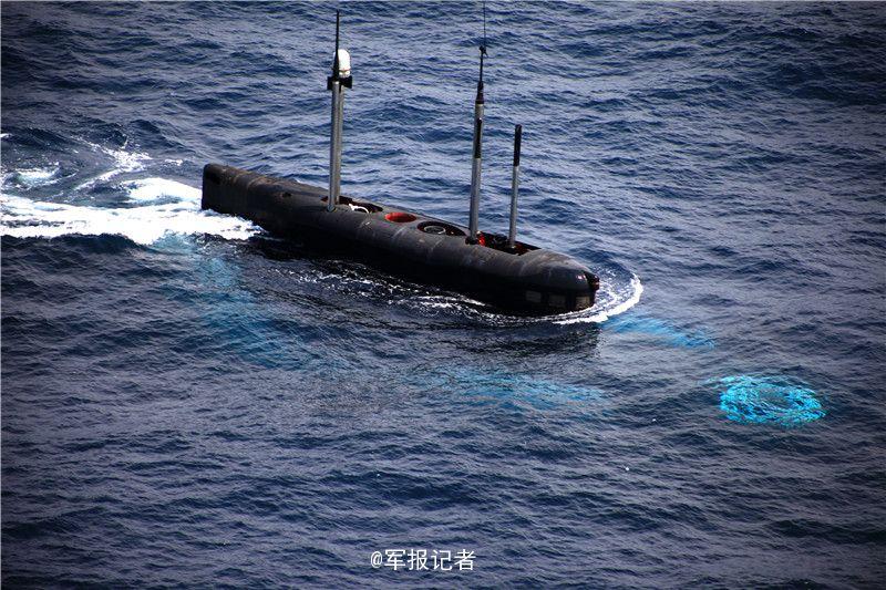 Подводная лодка Южного флота ВМС НОАК приняла участие в совместных учениях с военными кораблями и самолетами