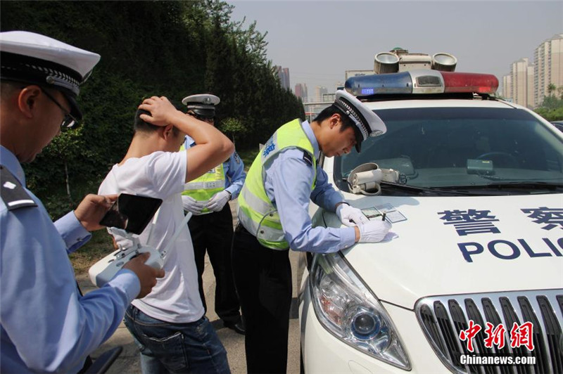 Милиционеры-регулировщики Сианя стали пользоваться беспилотниками в работе