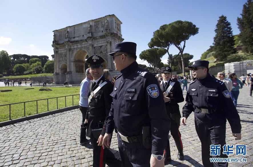 Китайские полицейские начали патрулировать улицы итальянских городов 