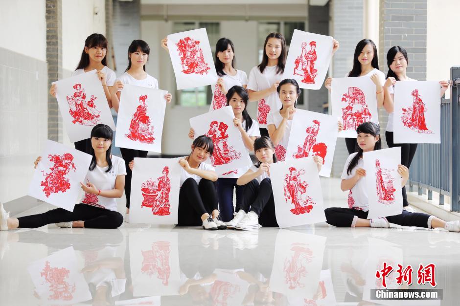 Китайские студентки показали свои аппликации из бумаги на тему романа «Сон в красном тереме» 