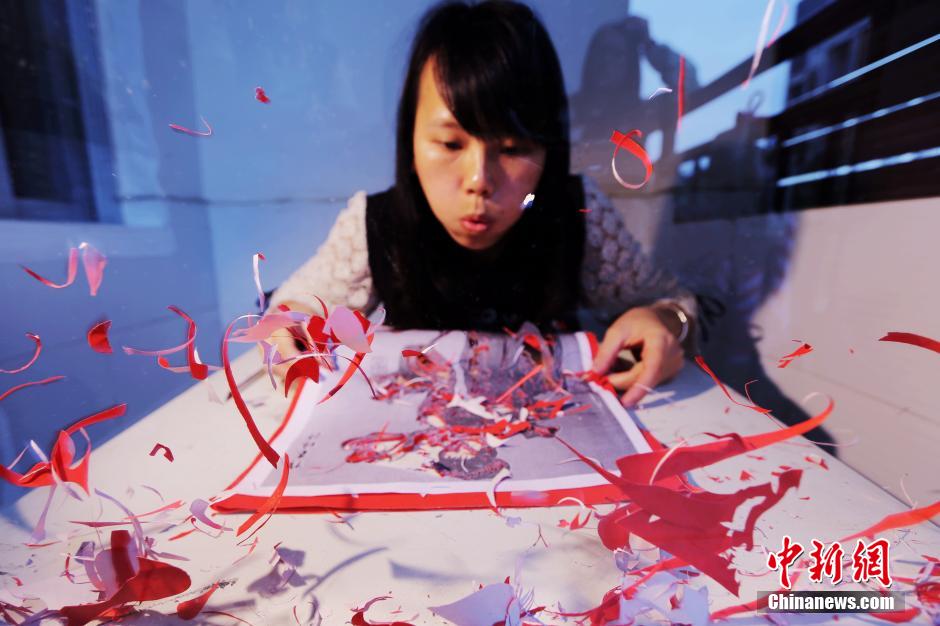 Китайские студентки показали свои аппликации из бумаги на тему романа «Сон в красном тереме» 