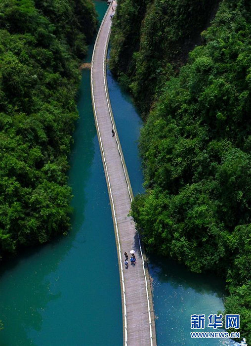 В провинции Хубэй появился надводный мост для туристов