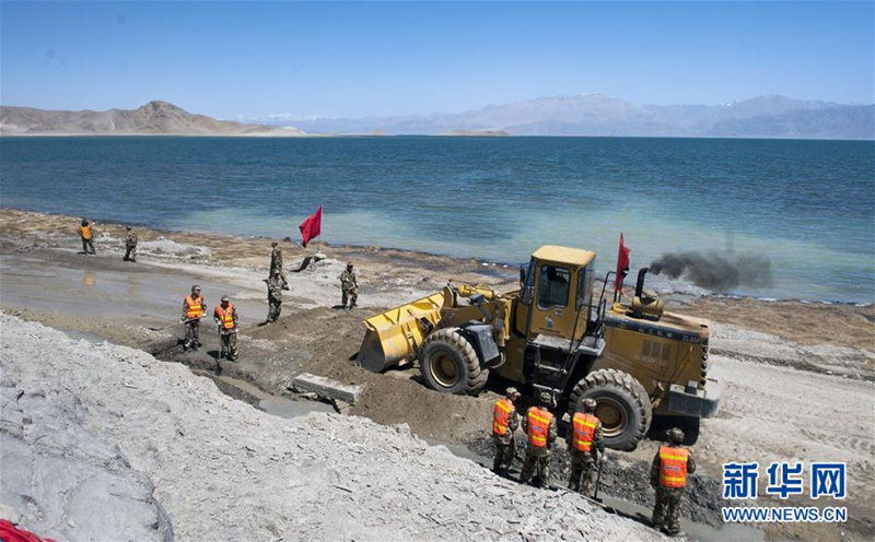 На фото: 3 мая 2011 года военные транспортной полиции срочно ремонтируют дорогу. Из года в год, с улучшением пропускной способности по дороге и повышением уровня безопасности, время  пути между Нагри (Тибетский автономный район) и Каргалыком сократилось с 15 дней до одного дня.