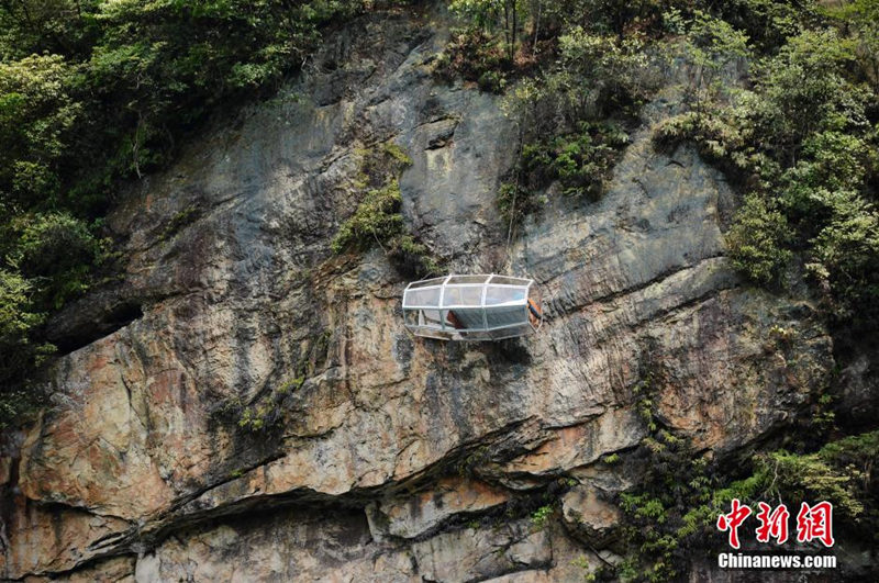 В Хунане появился стеклянный дом на отвесной скале