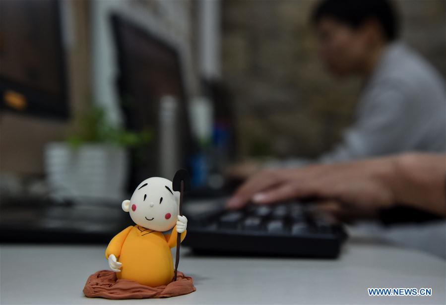 Робот-монах Сяньэр из монастыря Лунцюань в Пекине стал звездой интернета