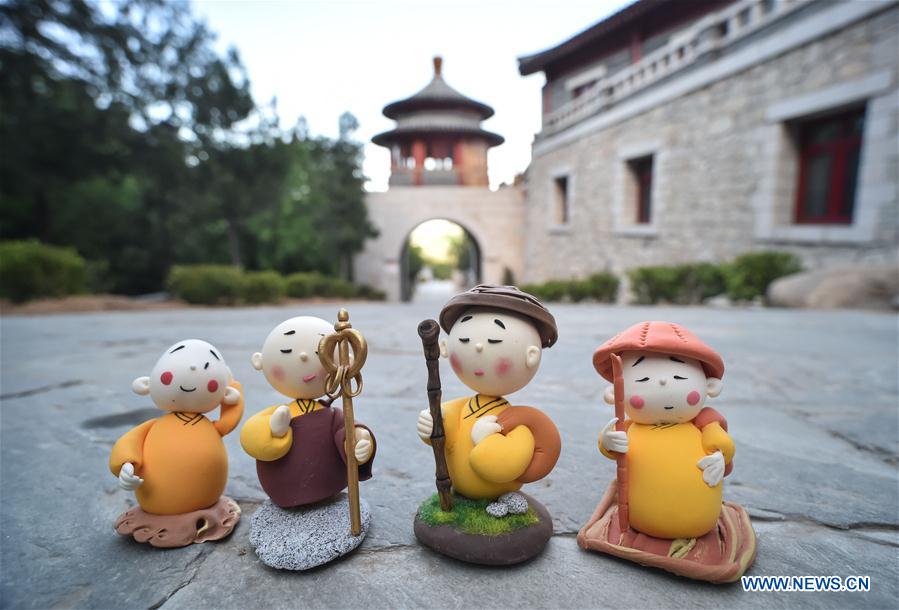 Робот-монах Сяньэр из монастыря Лунцюань в Пекине стал звездой интернета