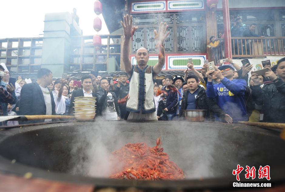 В Чжанцзяцзе мужчина своими руками приготовил жареных омаров для публики