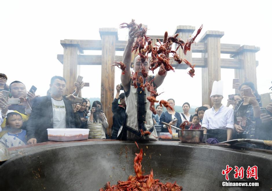 В Чжанцзяцзе мужчина своими руками приготовил жареных омаров для публики