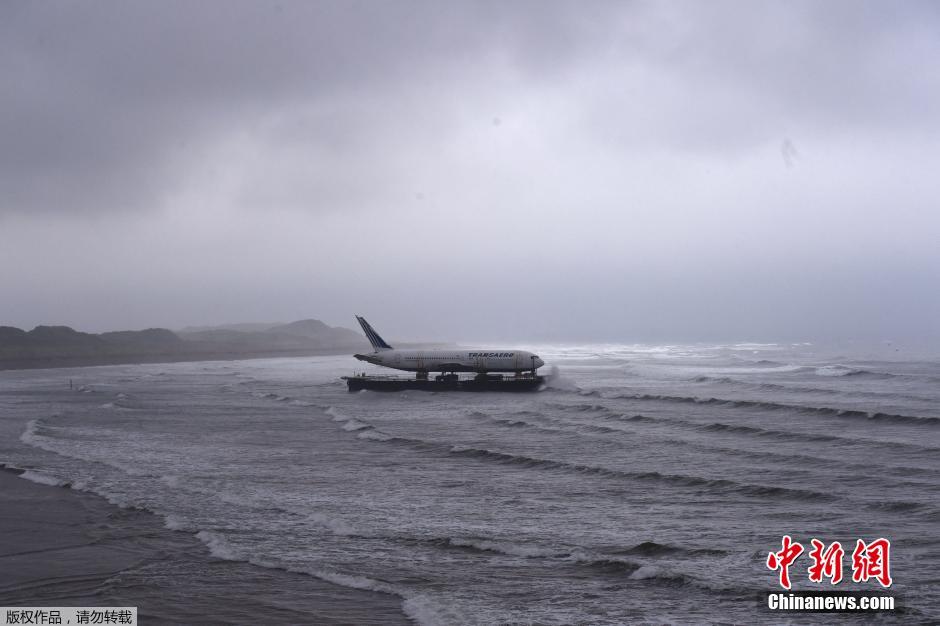 Лайнер "Boeing 767" без крыльев плавает на судне 