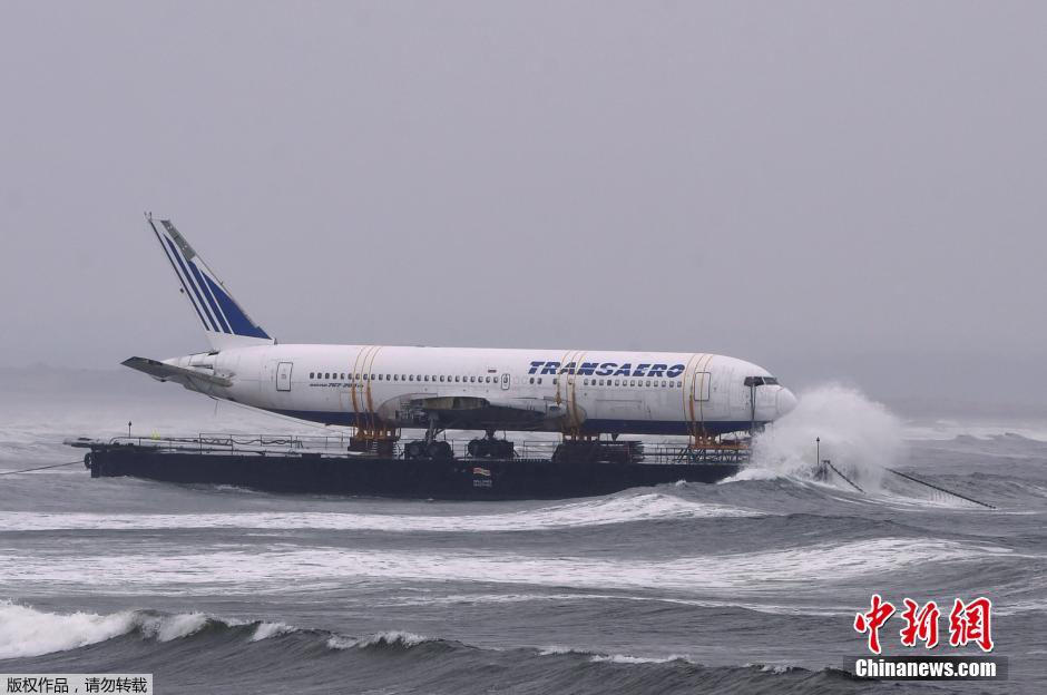 Лайнер "Boeing 767" без крыльев плавает на судне 