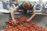 В Чжанцзяцзе мужчина своими руками приготовил жареных омаров