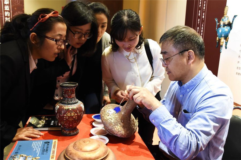 Выставка "Восемь удивительных техник Пекина" открылась в храме "Таймяо"