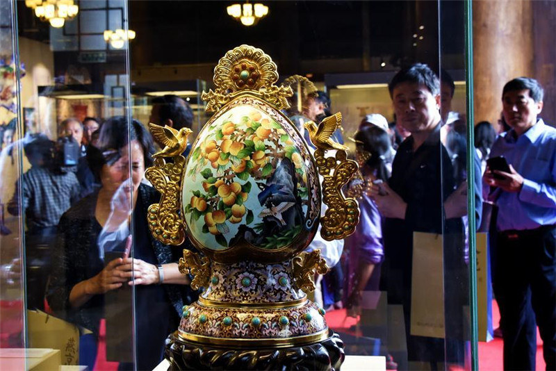 Выставка "Восемь удивительных техник Пекина" открылась в храме "Таймяо"