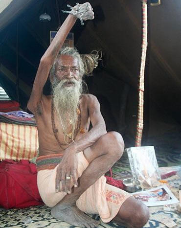 Мужчина из Индии уже 38 лет не опускает правую руку