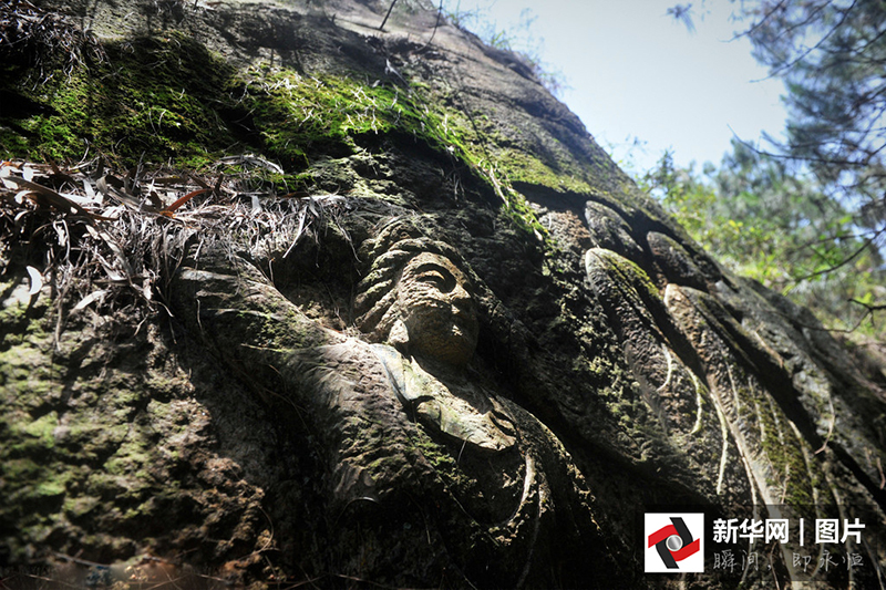 Каменные скульптуры в глубинах "Горы тысячи Будд"