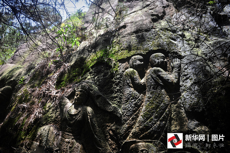 Каменные скульптуры в глубинах "Горы тысячи Будд"