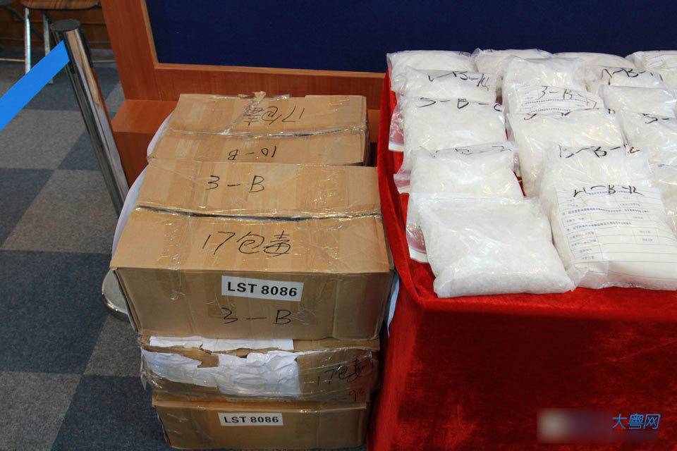 Сотрудник службы экспресс-доставки получил 16 тысяч долларов США за обнаружение 300 кг наркотиков