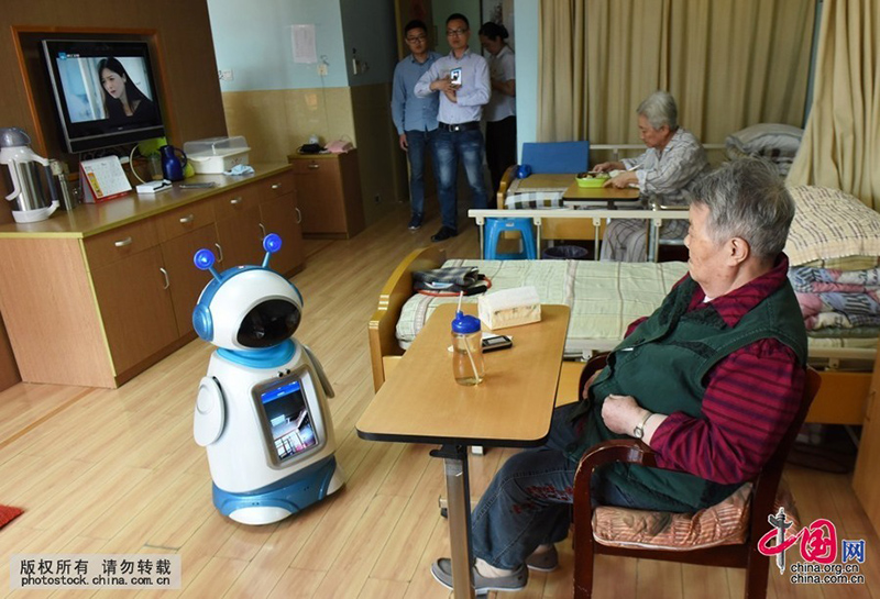 Роботы помогают пожилым людям в домах престарелых в Восточном Китае