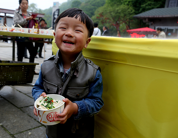 За два часа туристы съели две тонны "первого в мире Тайцзи тофу"
