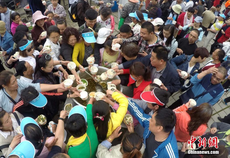 За два часа туристы съели две тонны "первого в мире Тайцзи тофу"