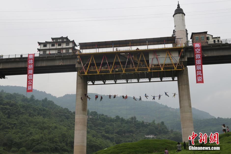 Жители Чунцина спустились с 40-метрового моста по канату