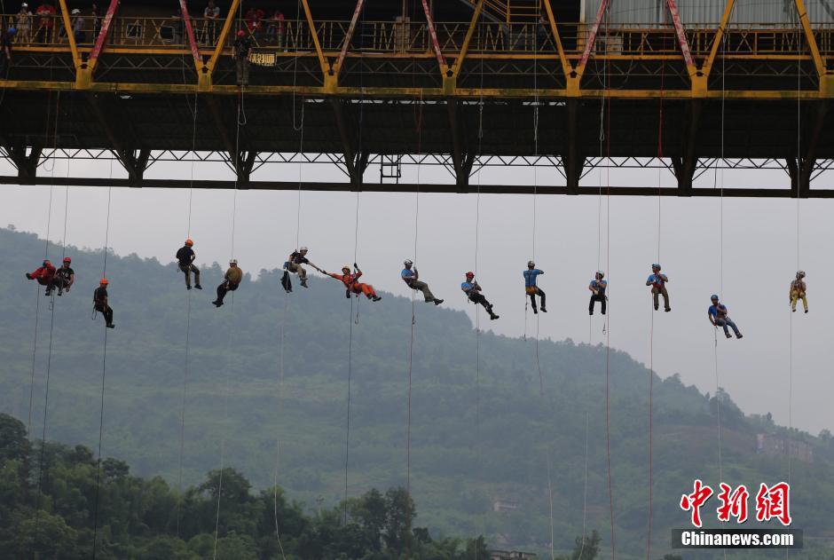 Жители Чунцина спустились с 40-метрового моста по канату